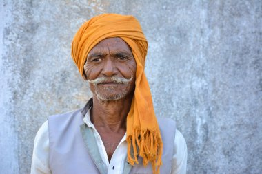 TIKAMGARH, MADHYA PRADESH, INDIA - 23 Kasım 2020: Köylerinde kimliği belirlenemeyen yaşlı bir Hintlinin portresi.