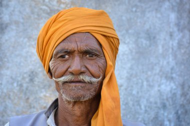 TIKAMGARH, MADHYA PRADESH, INDIA - 23 Kasım 2020: Köylerinde kimliği belirlenemeyen yaşlı bir Hintlinin portresi.