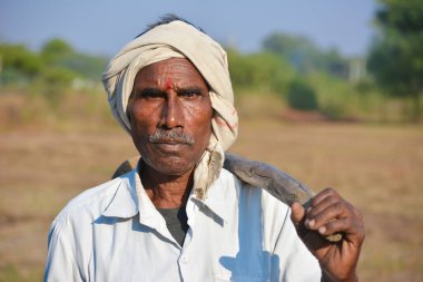 TIKAMGARH, MADHYA PRADESH, INDIA - 23 Kasım 2020: Köylerinde kimliği belirlenemeyen yaşlı bir Hintlinin portresi.