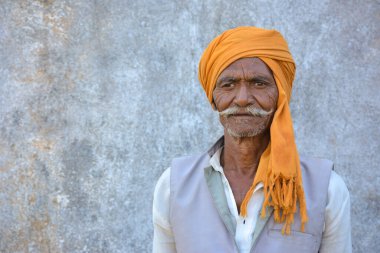 TIKAMGARH, MADHYA PRADESH, INDIA - 23 Kasım 2020: Köylerinde kimliği belirlenemeyen yaşlı bir Hintlinin portresi.