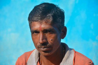 TIKAMGARH, MADHYA PRADESH, İNDİYA - 24 Kasım 2020: Köylerinde kimliği belirsiz bir Hintlinin portresi.