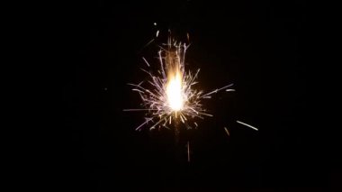 Yanan maytap siyah arkaplanda izole edildi