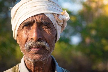 TIKAMGARH, MADHYA PRADESH, Hindistan - 23 HAZİRAN 2021: Hintli yaşlı adamın portresi.