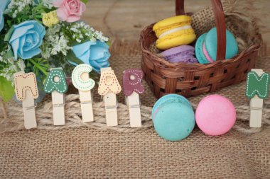 Bademli kurabiye tatlı geleneksel Fransız renkli ve tatlı