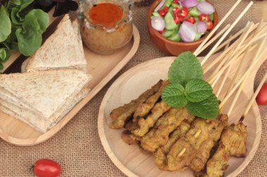 Domuz eti satay, Fıstık soslu ızgara domuz .