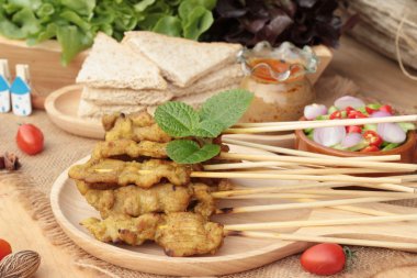 Domuz eti satay, Fıstık soslu ızgara domuz .