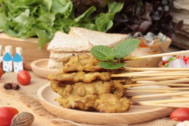 Domuz eti satay, Fıstık soslu ızgara domuz .