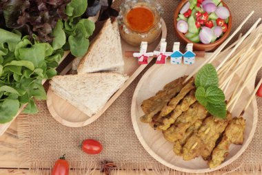 Domuz eti satay, Fıstık soslu ızgara domuz .