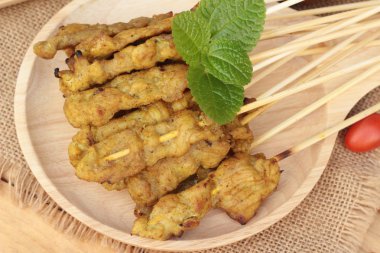 Domuz eti satay, Fıstık soslu ızgara domuz .