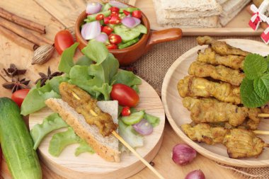 Domuz eti satay, Fıstık soslu ızgara domuz .