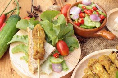 Domuz eti satay, Fıstık soslu ızgara domuz .