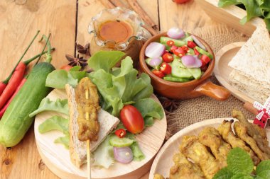 Domuz eti satay, Fıstık soslu ızgara domuz .