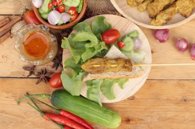 Domuz eti satay, Fıstık soslu ızgara domuz .