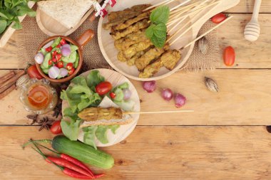 Domuz eti satay, Fıstık soslu ızgara domuz .