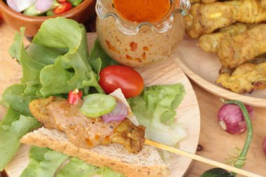 Domuz eti satay, Fıstık soslu ızgara domuz