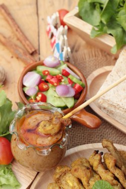 Domuz eti satay, Fıstık soslu ızgara domuz