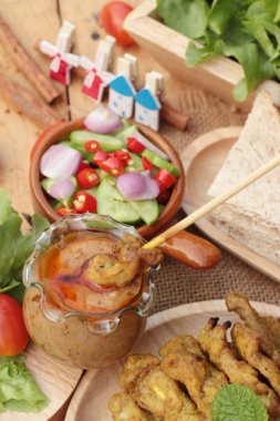 Domuz eti satay, Fıstık soslu ızgara domuz