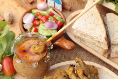 Domuz eti satay, Fıstık soslu ızgara domuz