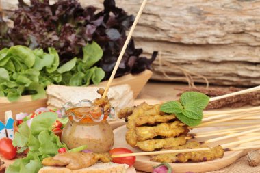 Domuz eti satay, Fıstık soslu ızgara domuz