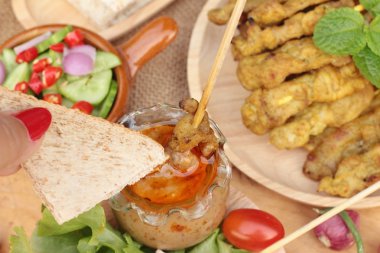 Domuz eti satay, Fıstık soslu ızgara domuz