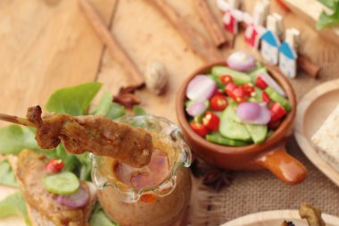 Domuz eti satay, Fıstık soslu ızgara domuz