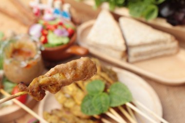 Domuz eti satay, Fıstık soslu ızgara domuz