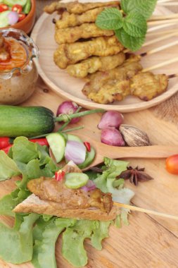 Domuz eti satay, Fıstık soslu ızgara domuz