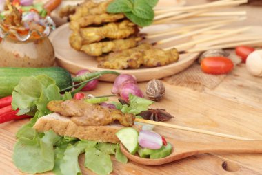 Domuz eti satay, Fıstık soslu ızgara domuz