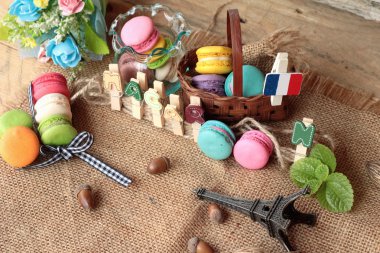 Bademli kurabiye tatlı geleneksel Fransız renkli ve tatlı.