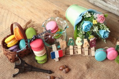 Bademli kurabiye tatlı geleneksel Fransız renkli ve tatlı.