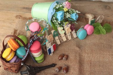 Bademli kurabiye tatlı geleneksel Fransız renkli ve tatlı.