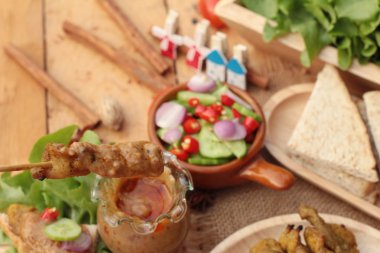 Domuz eti satay, Fıstık soslu ızgara domuz .