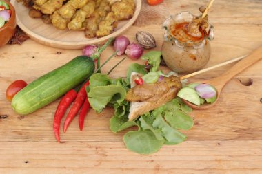 Domuz eti satay, Fıstık soslu ızgara domuz .