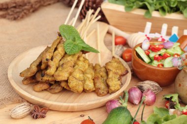 Domuz eti satay, Fıstık soslu ızgara domuz .