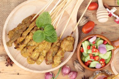 Domuz eti satay, Fıstık soslu ızgara domuz .