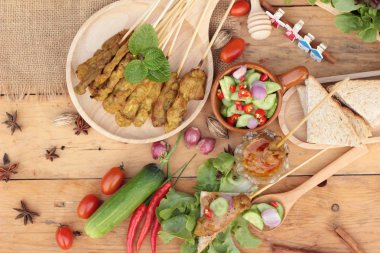 Domuz eti satay, Fıstık soslu ızgara domuz .