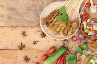 Domuz eti satay, Fıstık soslu ızgara domuz .