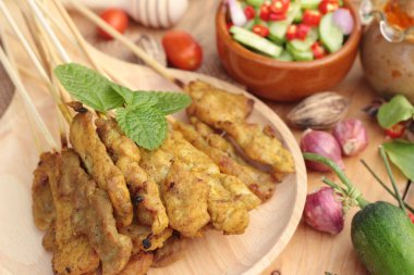 Domuz eti satay, Fıstık soslu ızgara domuz .