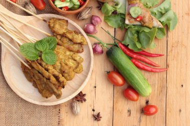 Domuz eti satay, Fıstık soslu ızgara domuz .