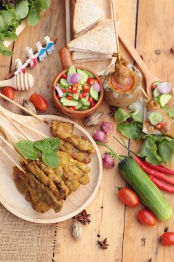 Domuz eti satay, Fıstık soslu ızgara domuz .