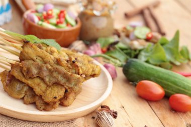 Domuz eti satay, Fıstık soslu ızgara domuz .