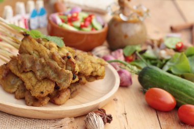 Domuz eti satay, Fıstık soslu ızgara domuz .