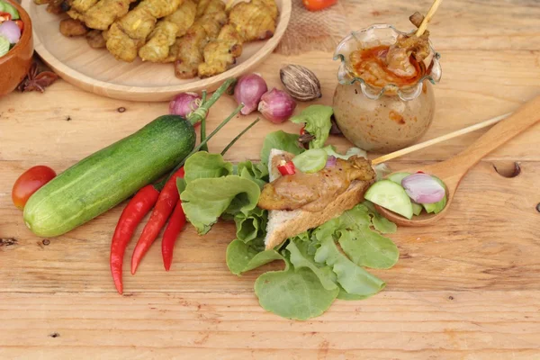 Domuz eti satay, Fıstık soslu ızgara domuz .