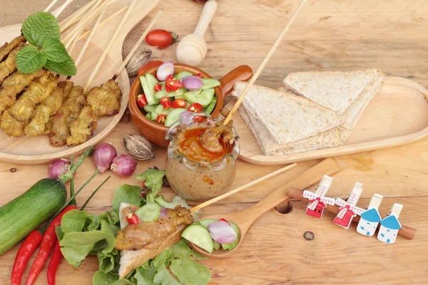 Domuz eti satay, Fıstık soslu ızgara domuz .