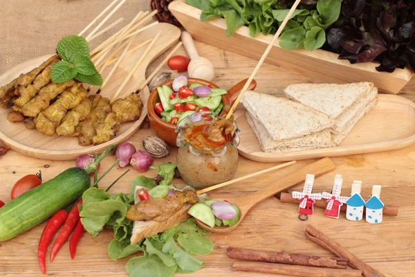 Domuz eti satay, Fıstık soslu ızgara domuz .