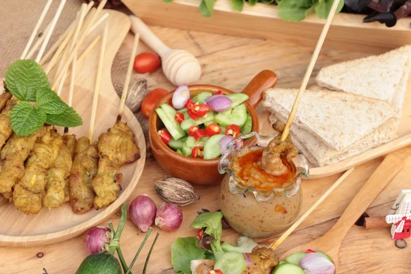 Domuz eti satay, Fıstık soslu ızgara domuz .