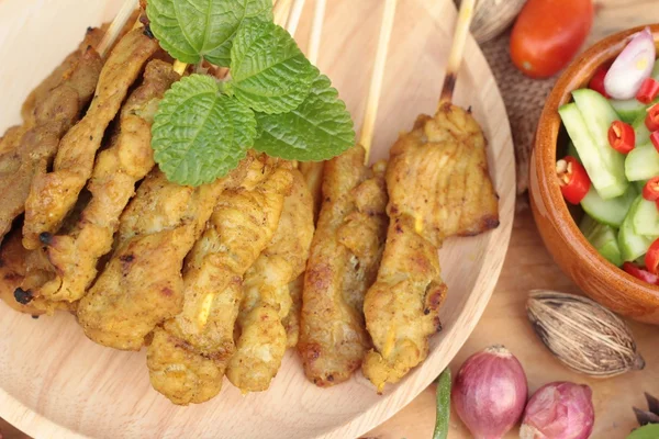 Domuz eti satay, Fıstık soslu ızgara domuz .