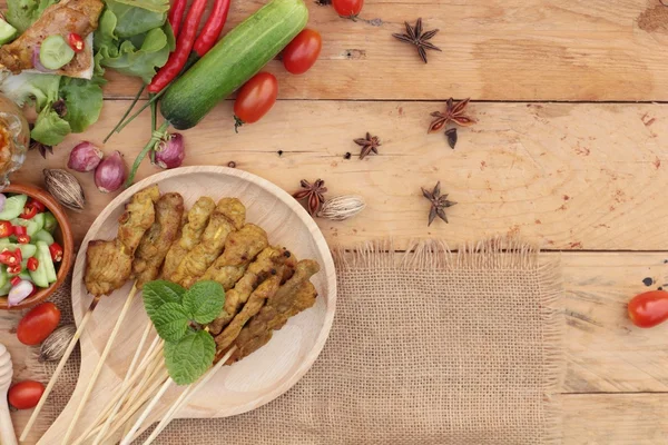 Domuz eti satay, Fıstık soslu ızgara domuz .