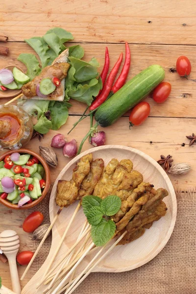 Satay de cerdo, cerdo a la parrilla con salsa de maní  . — Foto de Stock