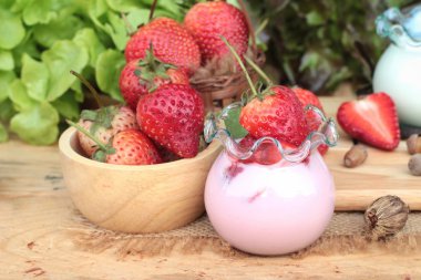 Taze çilek kırmızı ve lezzetli, yoğurt.